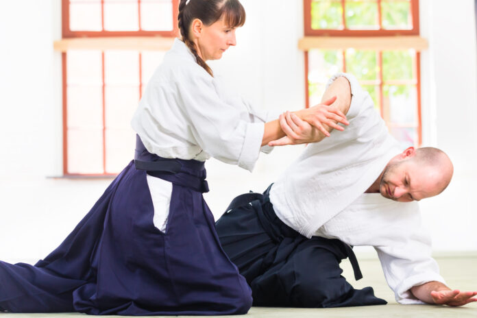 Mann und Frau kämpfen beim Aikido-Training in der Kampfsportschule