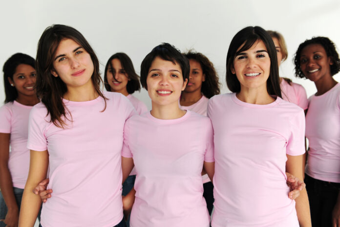 Verschiedene Gruppen von Frauen tragen rosa für das Bewusstsein für Brustkrebs