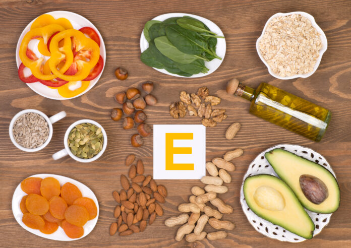 Różne produkty spożywcze zawierające witaminę E, widok z góry